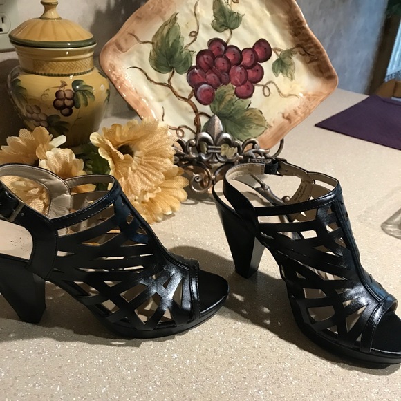 Elegant Black Wedge Sandals - Picture 1 of 4